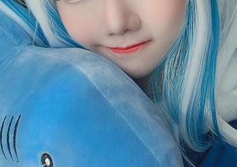 想象中Sally Dorasnow的粉色图集分享像是在某种情境里游荡，几乎触摸得到。
